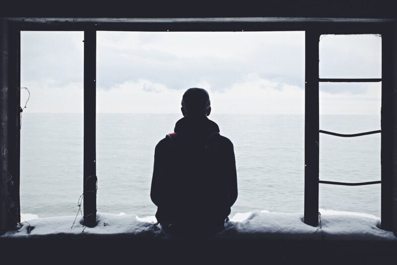 Exploration des thèmes de la solitude en poésie moderne