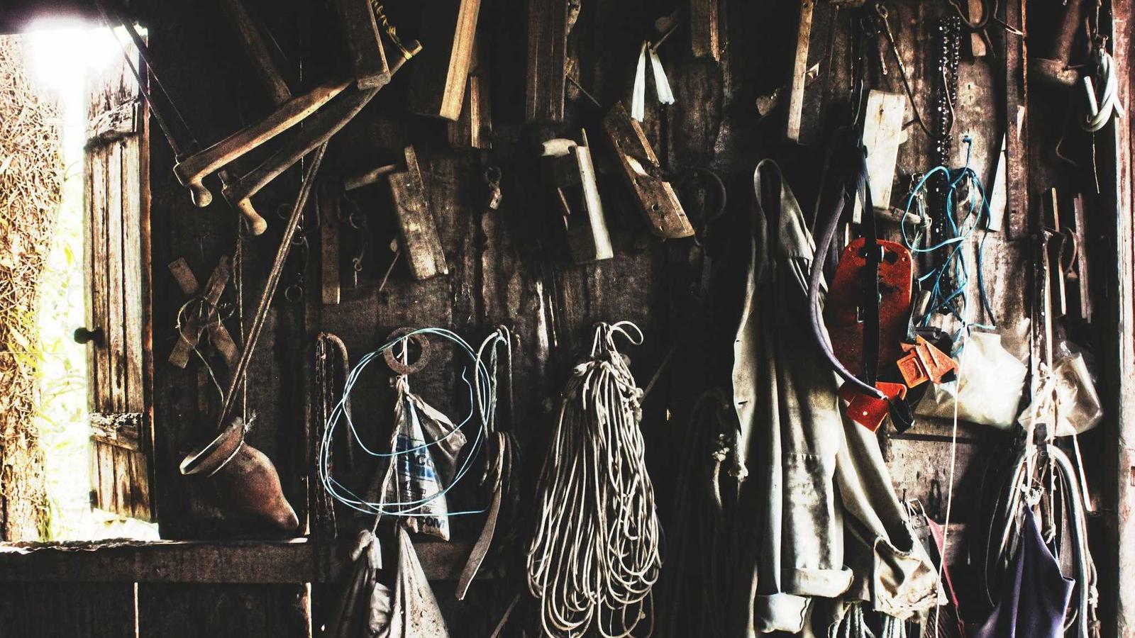 A writer's notebook open on a desk with a hand-drawn diagram analysing the syntactic structure of a Henry James sentence, showing main clause, subordinate clauses and verb groups marked with red pen.
