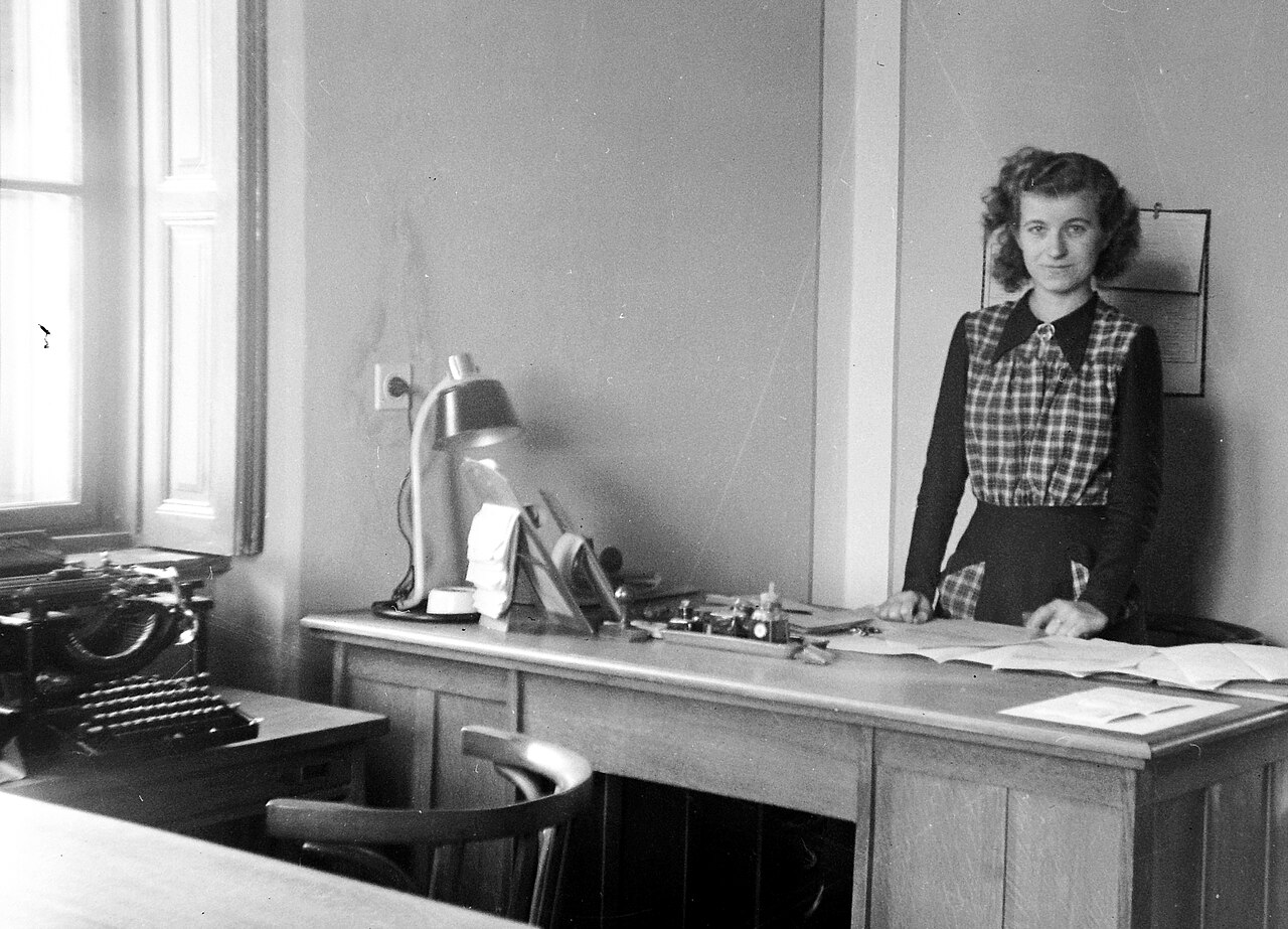 typewriter desk (foto: FOTO:Fortepan — ID 2201: Adományozó/Donor: Unknown. / Public domain, Wikimedia Commons)