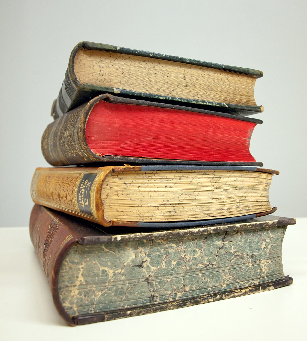 old books stack (foto: Ch. Maderthoner / CC0, Wikimedia Commons)
