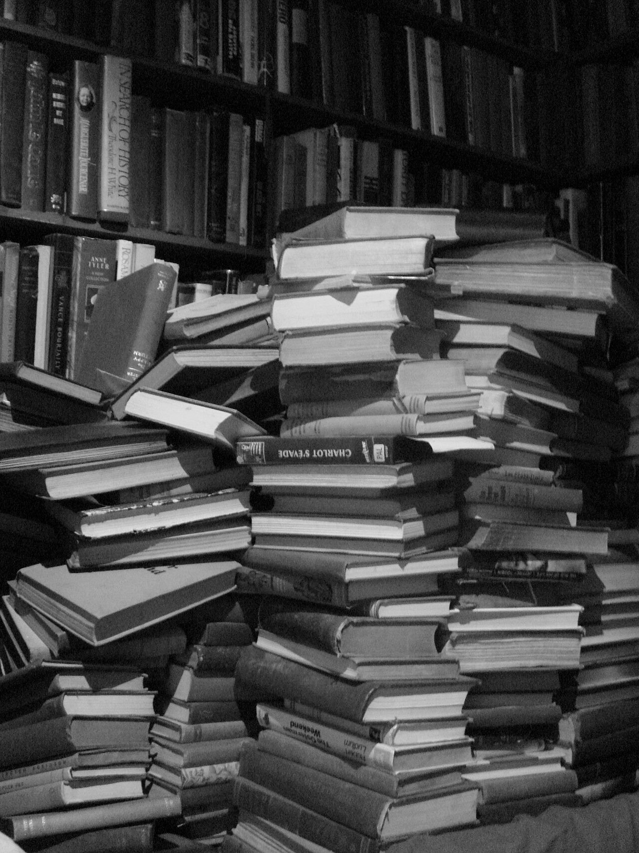 old books stack (foto: Evan Bench from paris, france / CC BY 2.0, Wikimedia Commons)