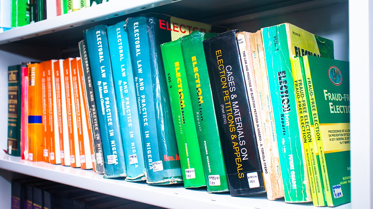 library books shelf (foto: Energyme / CC BY-SA 4.0, Wikimedia Commons)