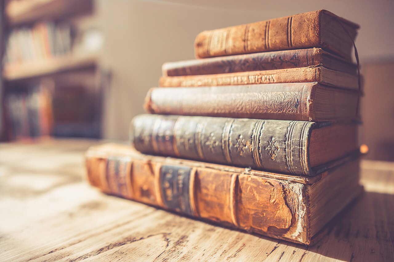 old books stack (foto: Chris Lawton chrislawton / CC0, Wikimedia Commons)