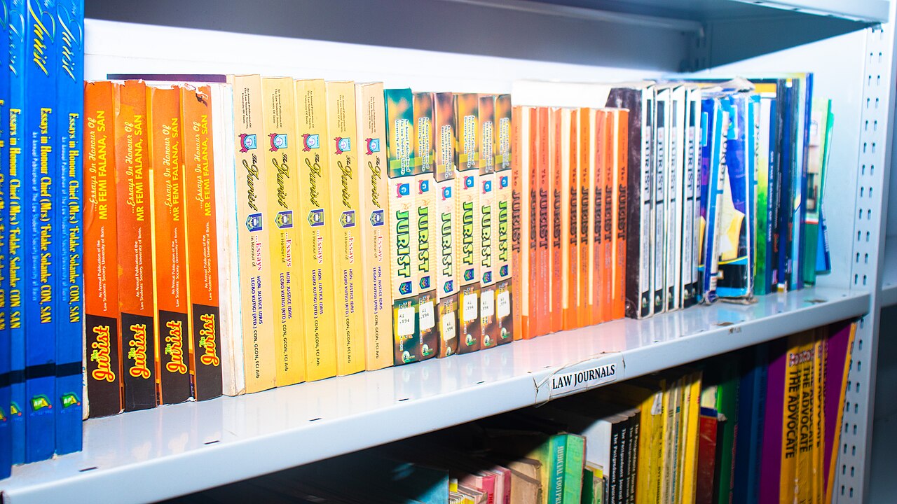 library books shelf (foto: Linason Blessing / CC BY-SA 4.0, Wikimedia Commons)