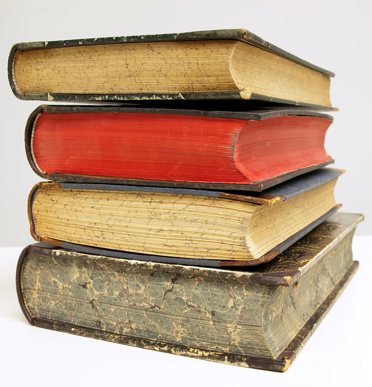 old books stack (foto: Ch. Maderthoner / CC0, Wikimedia Commons)