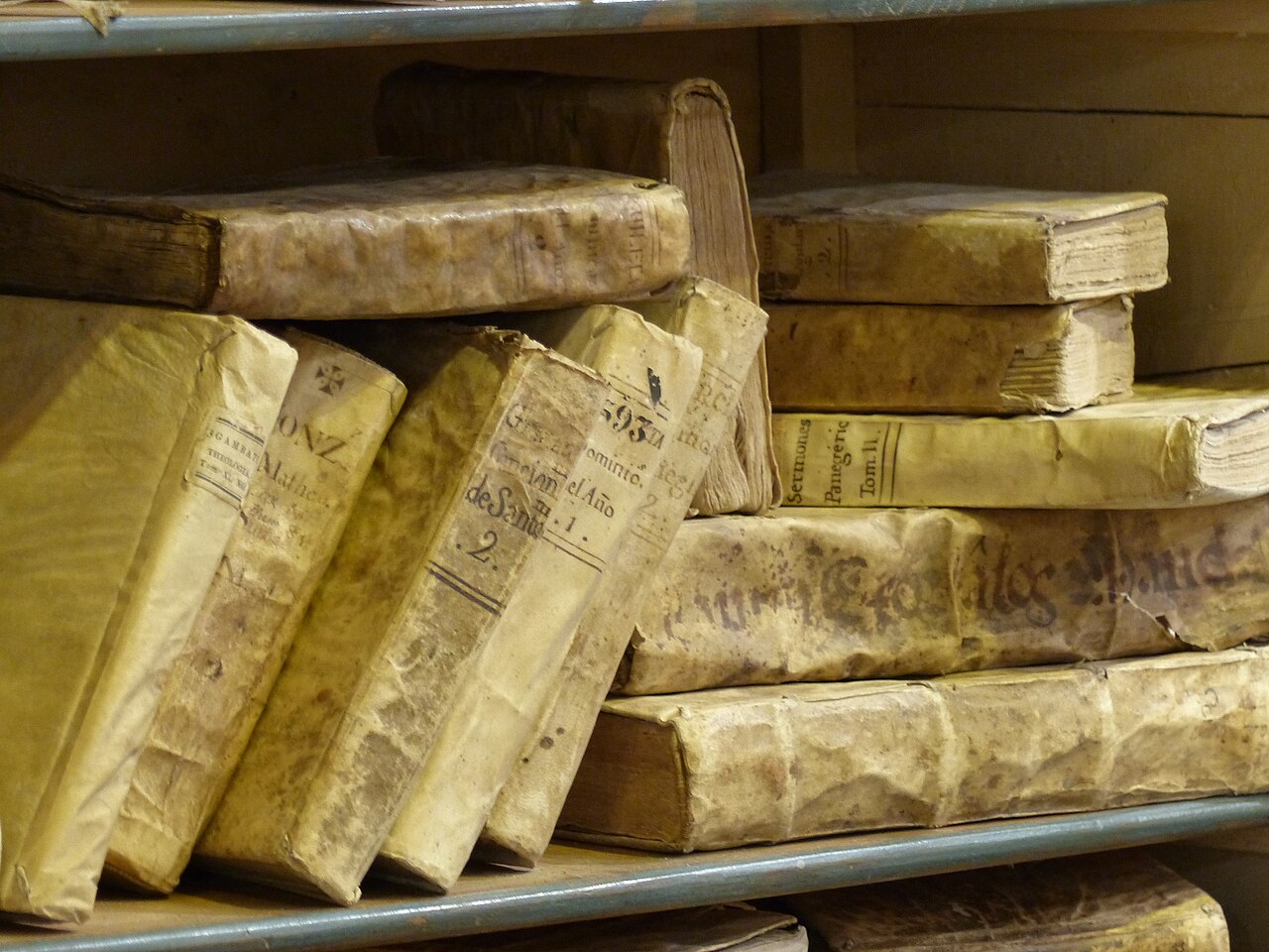 old books stack (foto: Benjamín Núñez González / CC BY-SA 4.0, Wikimedia Commons)