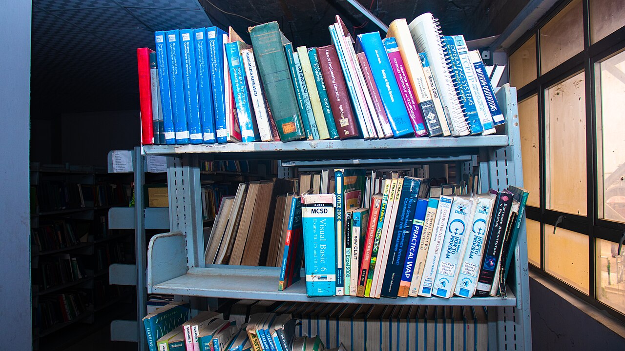 library books shelf (foto: Nda2120 / CC BY-SA 4.0, Wikimedia Commons)