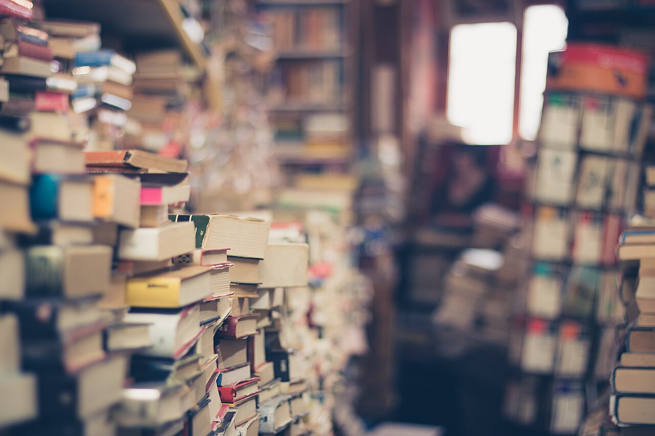 old books stack (foto: Eli Francis elifrancis / CC0, Wikimedia Commons)