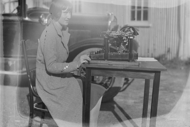 typewriter desk (foto: Collins, Tudor Washington, 1898-1970, photographer / CC BY 4.0, Wikimedia Commons)
