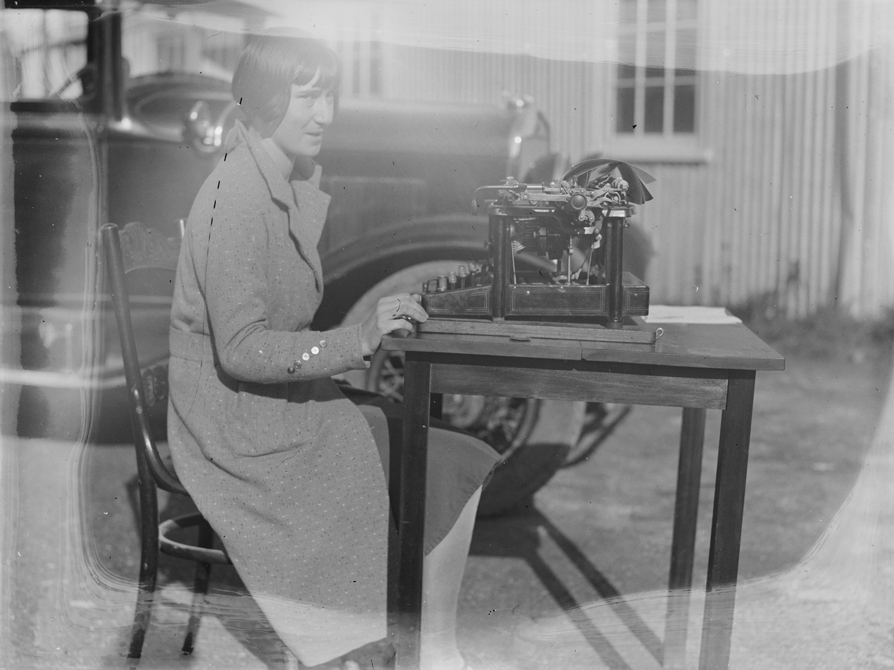 typewriter desk (foto: Collins, Tudor Washington, 1898-1970, photographer / CC BY 4.0, Wikimedia Commons)