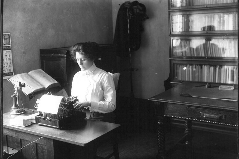 typewriter desk (foto: Snyder, Frank R. 

Flickr: Miami U. Libraries - Digital Collections / Public domain, Wikimedia Commons)