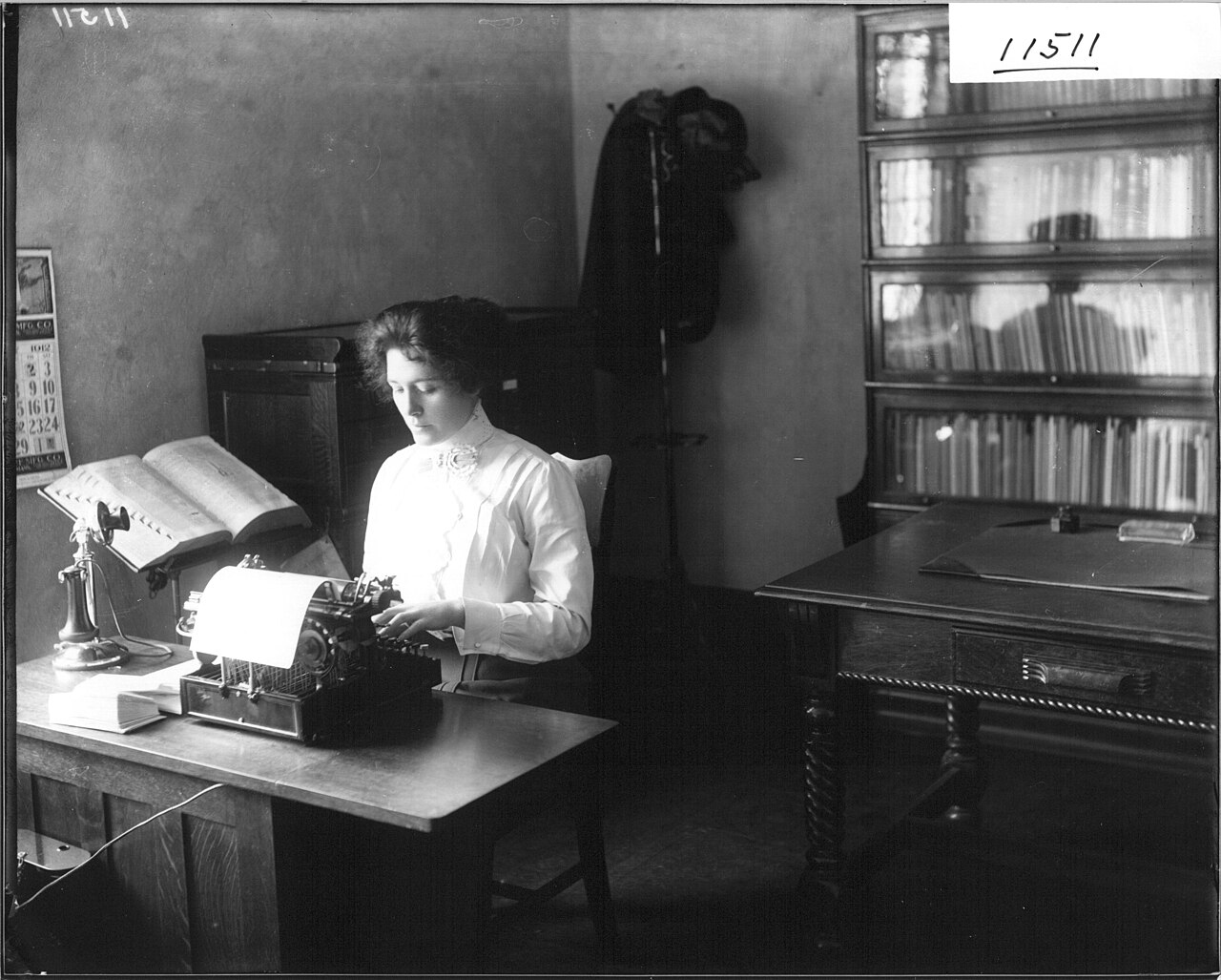 typewriter desk (foto: Snyder, Frank R. 

Flickr: Miami U. Libraries - Digital Collections / Public domain, Wikimedia Commons)