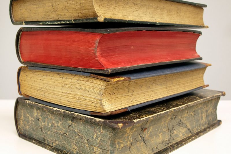 old books stack (foto: Ch. Maderthoner / CC0, Wikimedia Commons)