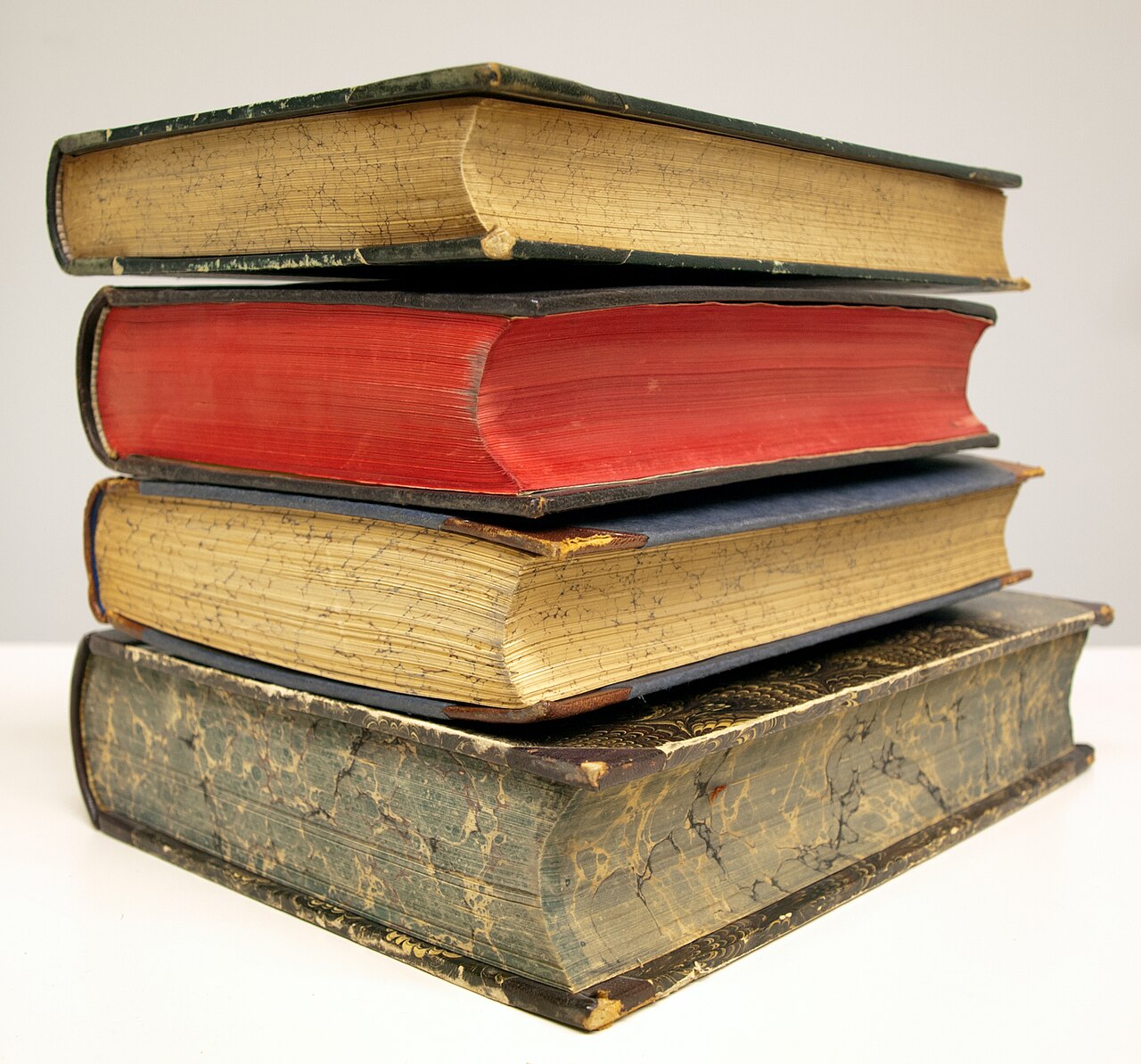old books stack (foto: Ch. Maderthoner / CC0, Wikimedia Commons)