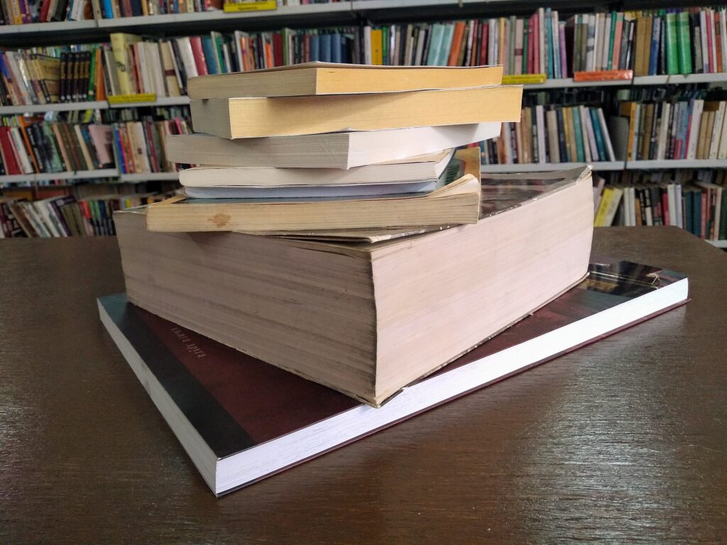 Petit livre broch&eacute; pos&eacute; &agrave; plat sur une table, couverture souple et tranche visible