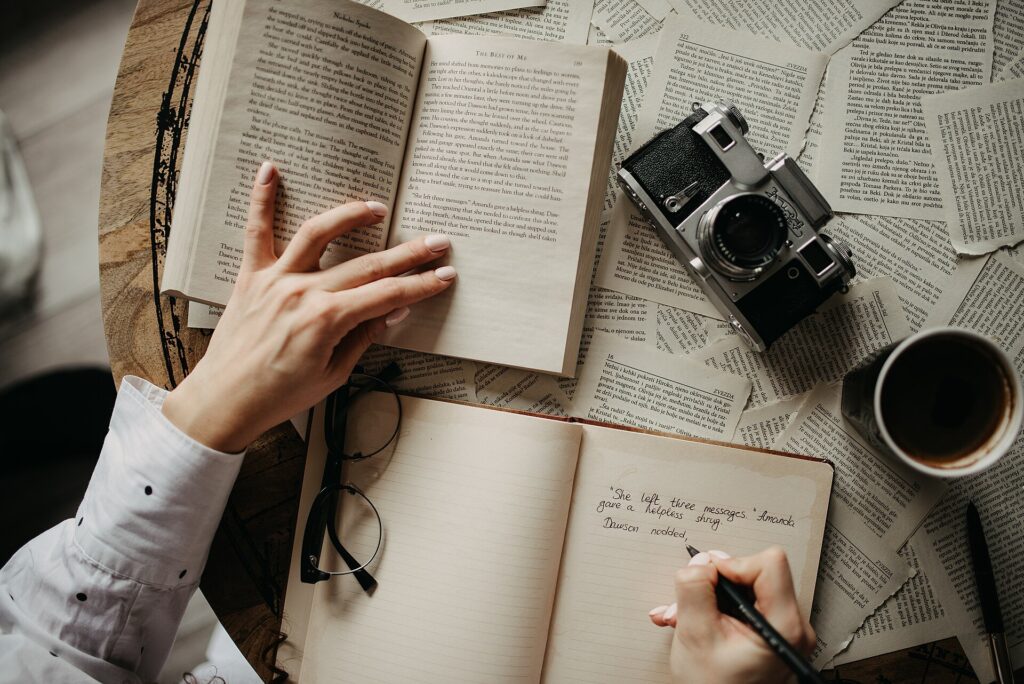 Mains tenant un livre ouvert &agrave; la premi&egrave;re page, lumi&egrave;re rasante sur le papier