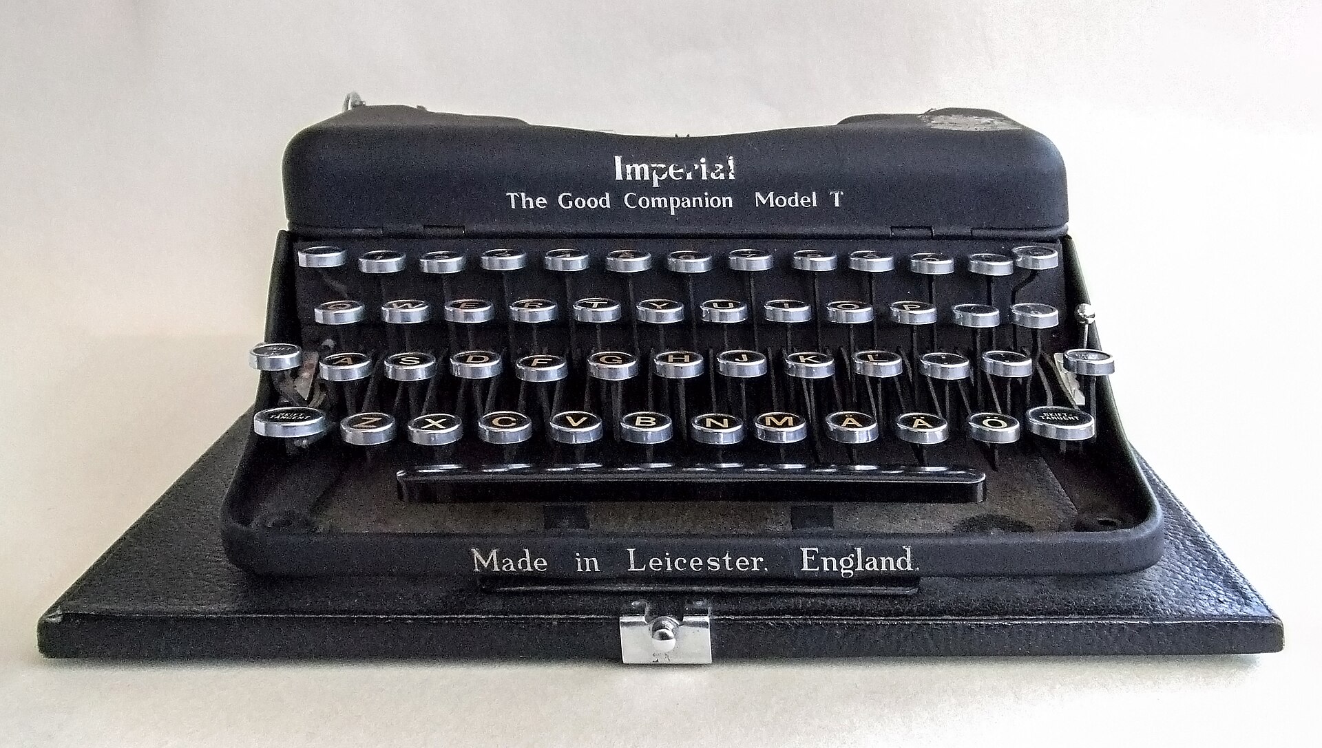 Clavier d'une machine à écrire mécanique vu de près, touches rondes et barres de frappe