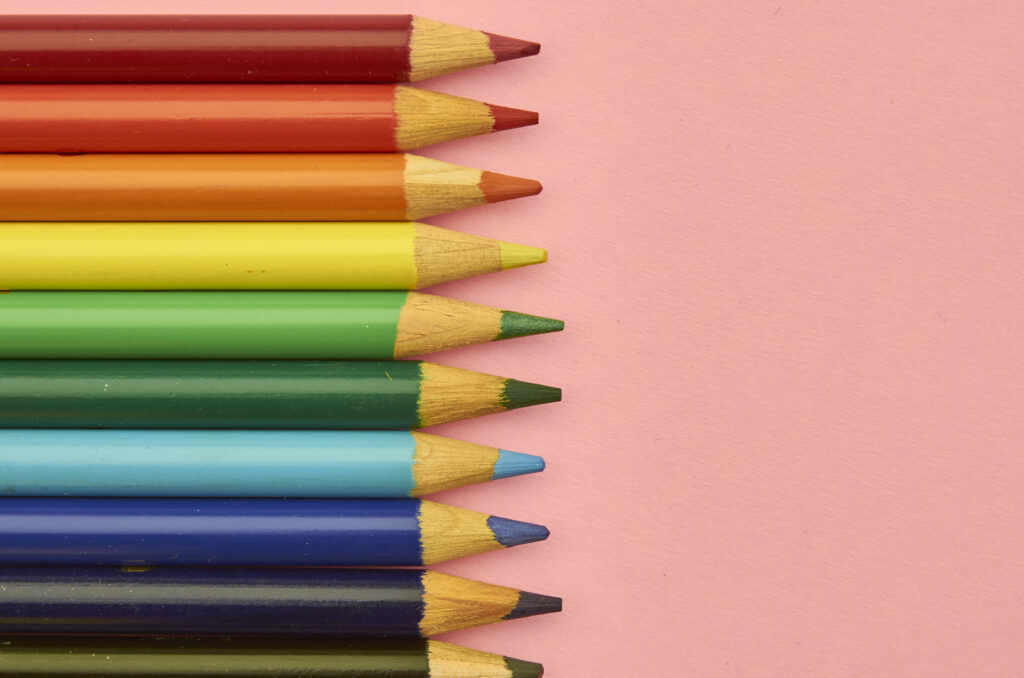 Crayon pos&eacute; sur une feuille lign&eacute;e couverte de notes de lecture ratur&eacute;es