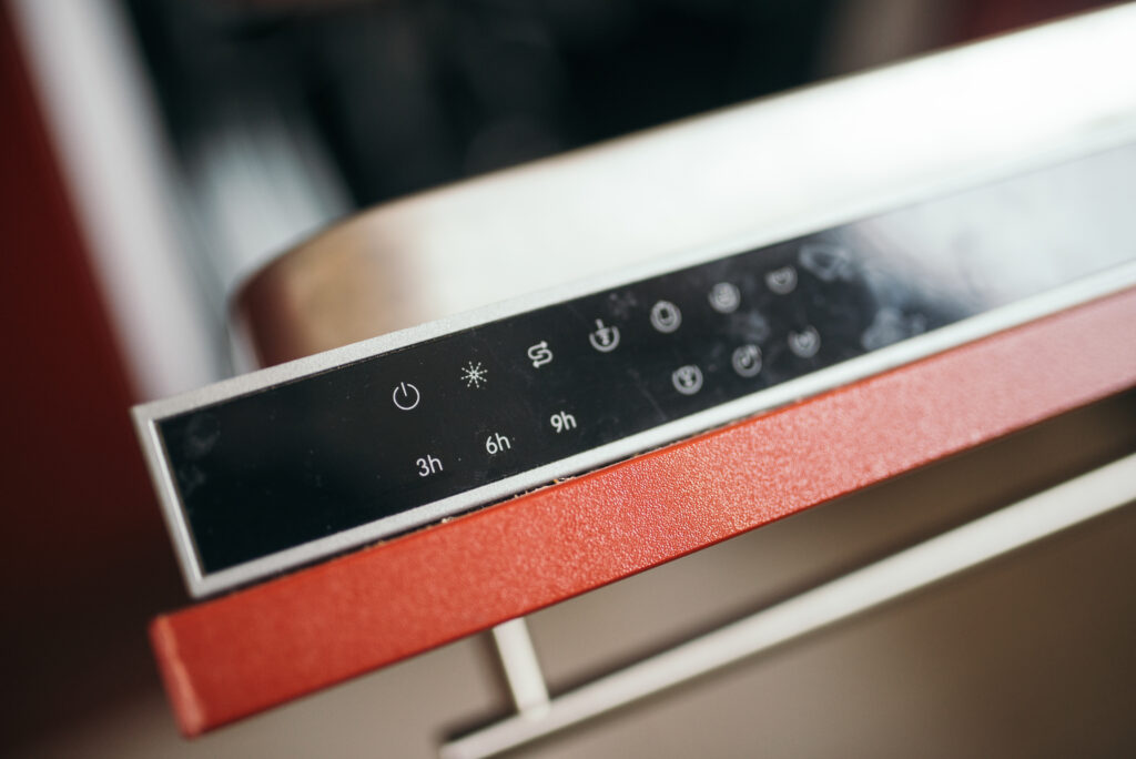 Minuteur m&eacute;canique blanc pos&eacute; sur une table, cadran gradu&eacute; et aiguille bien visibles