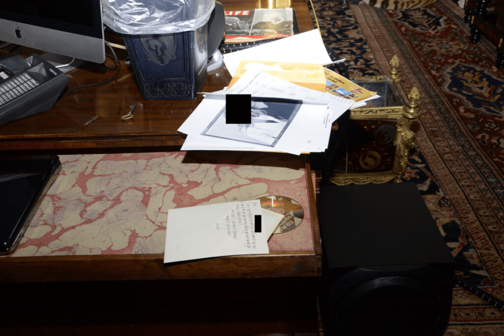 Ordinateur portable ouvert sur un bureau en bois, carnet et tasse pos&eacute;s &agrave; c&ocirc;t&eacute;