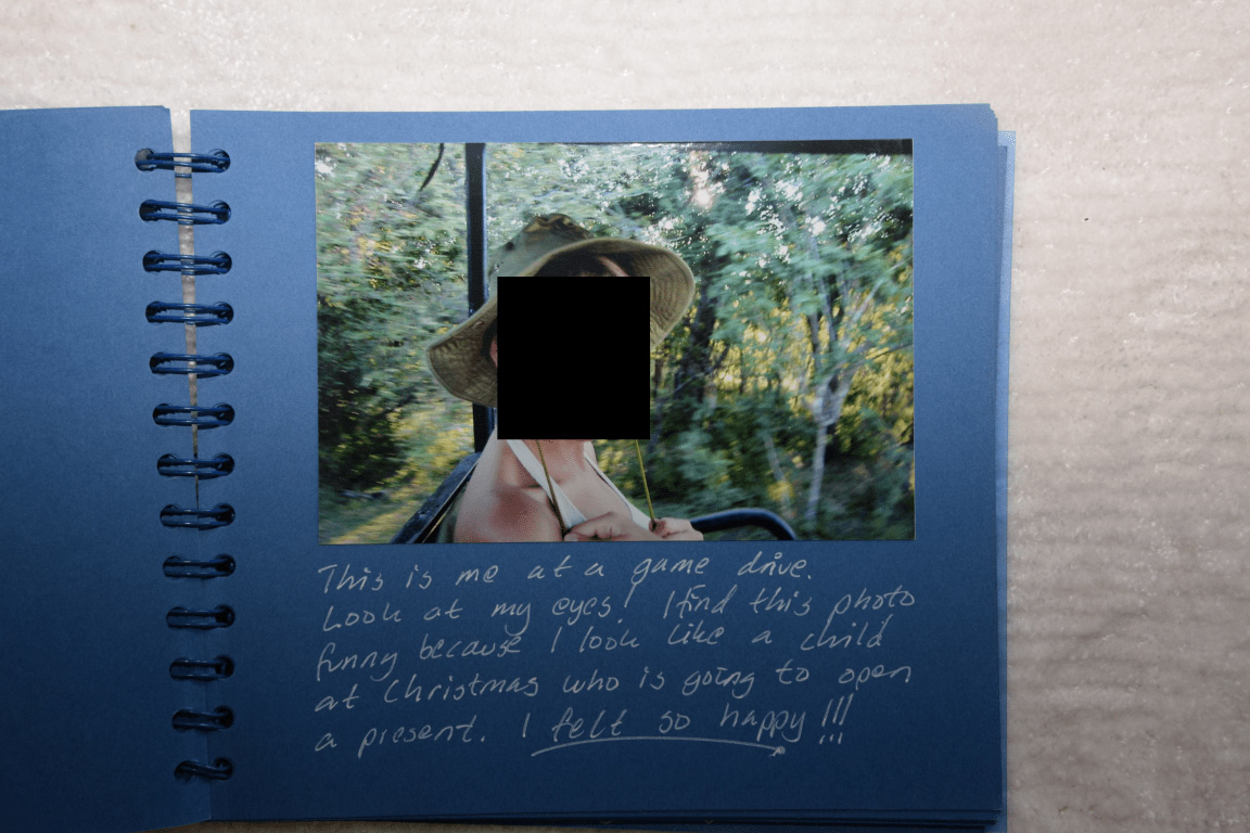 Page de carnet couverte d'une écriture manuscrite, ratures et mots ajoutés dans la marge