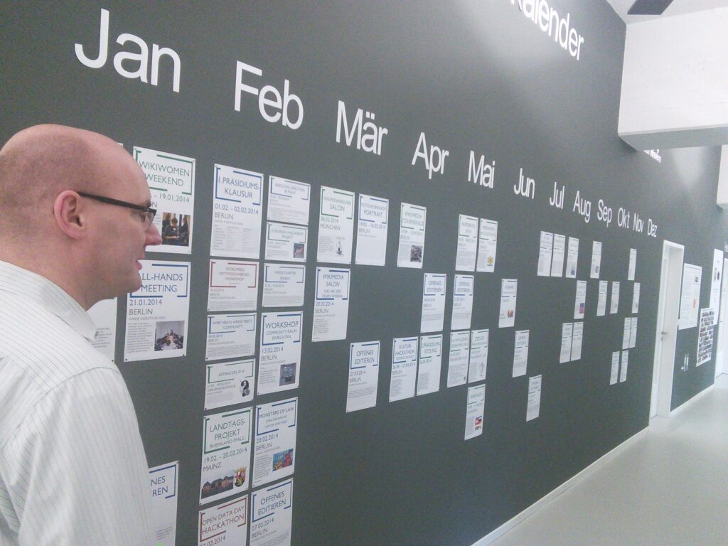Calendrier mural ouvert sur un mois, quelques dates entourées au crayon