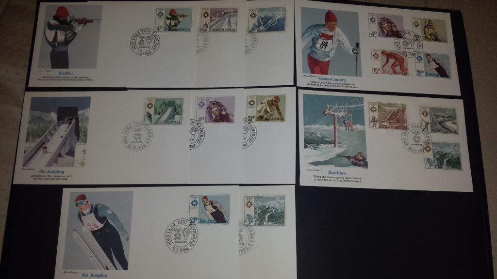 Enveloppe fermée portant plusieurs timbres et un cachet postal circulaire