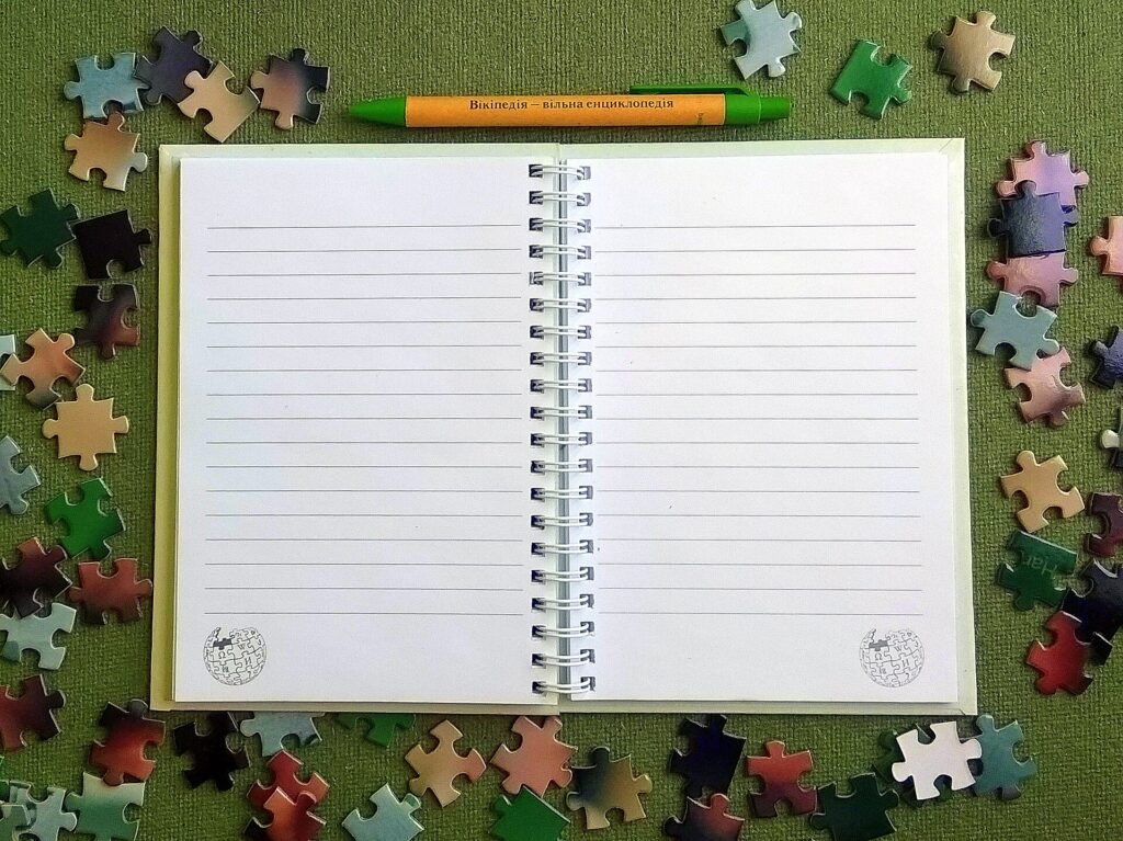 Crayon posé sur un texte imprimé, marques verticales entre les mots d'une phrase