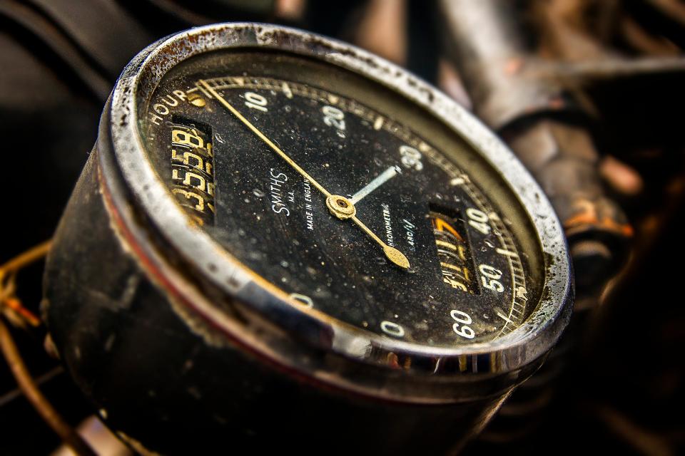 Chronom&egrave;tre pos&eacute; sur une table &agrave; c&ocirc;t&eacute; d'un carnet et d'un stylo