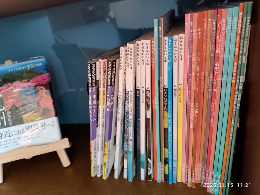 Dos de livre broch&eacute; tenu en main, texte de pr&eacute;sentation lisible sur la couverture