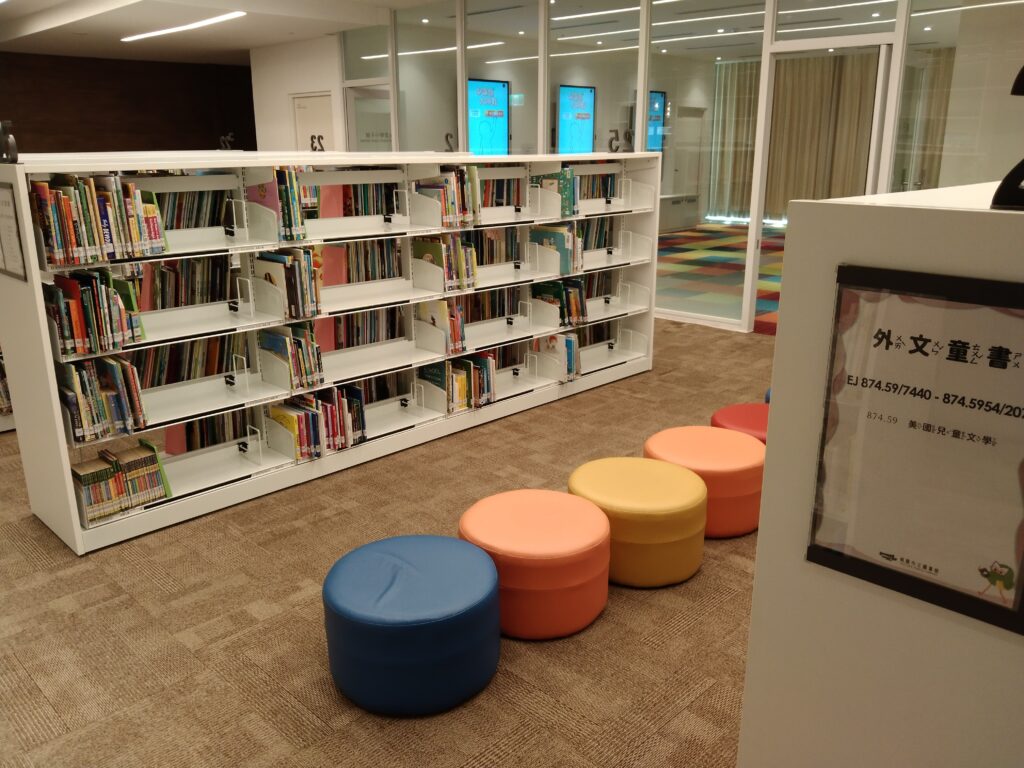 Livres en langues &eacute;trang&egrave;res align&eacute;s sur une &eacute;tag&egrave;re, dos de couleurs diff&eacute;rentes