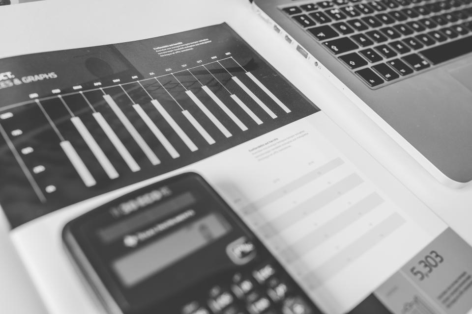 Calculatrice pos&eacute;e sur une facture imprim&eacute;e, crayon et carnet &agrave; proximit&eacute;