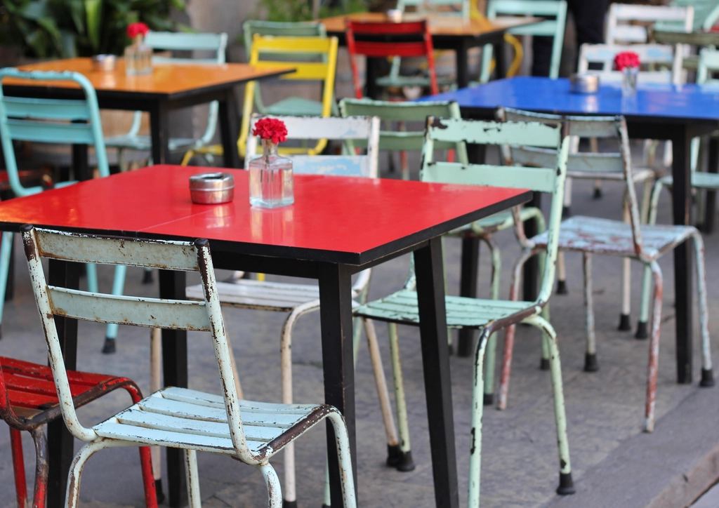 Chaise en bois &agrave; barreaux l&eacute;g&egrave;rement recul&eacute;e d'une table dans une cuisine